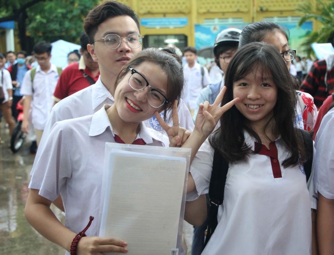 sĩ tử mùa thi, Cảnh sát giao thông, cha mẹ chờ trong mưa, phụ huynh, kỳ thi THPT Quốc gia - ảnh 18