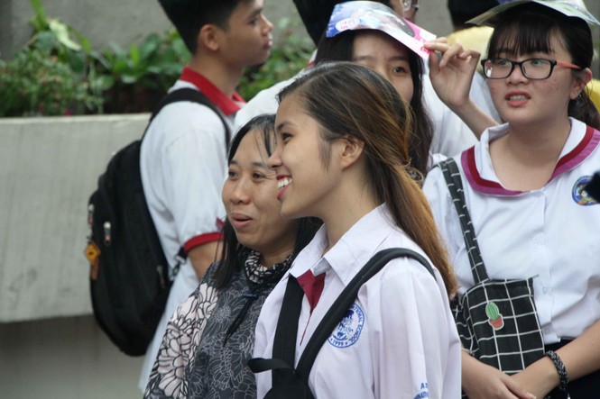sĩ tử mùa thi, Cảnh sát giao thông, cha mẹ chờ trong mưa, phụ huynh, kỳ thi THPT Quốc gia - ảnh 19