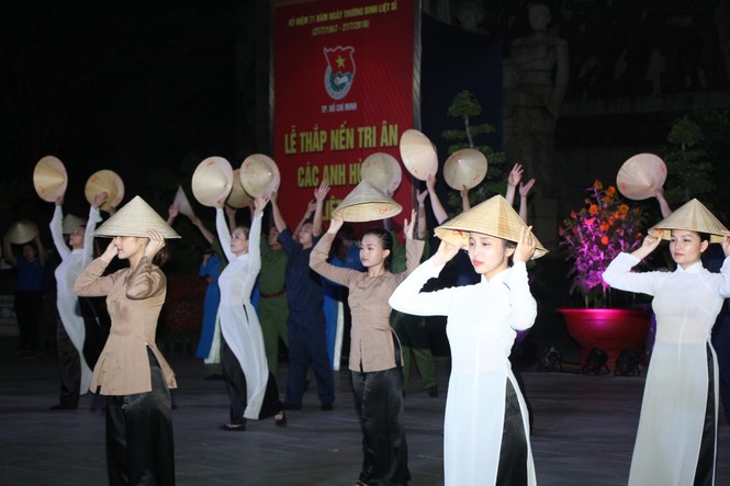 Thắp nến tri ân các anh hùng liệt sĩ - ảnh 7