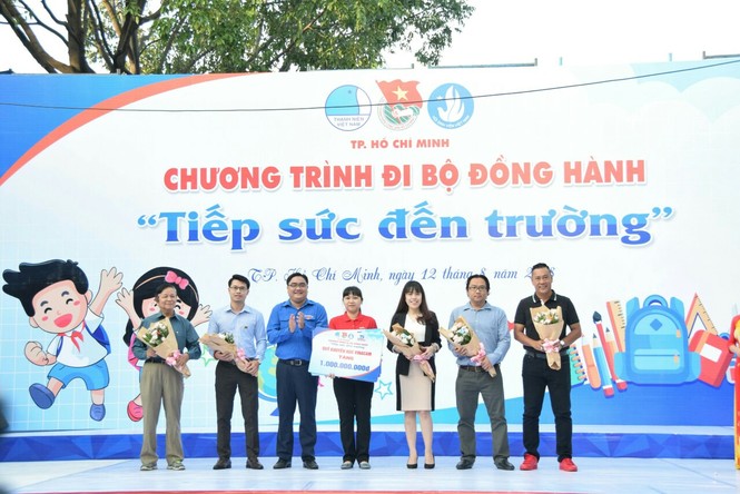 Ngàn người đi bộ tiếp sức HSSV trước thềm năm học mới - ảnh 2