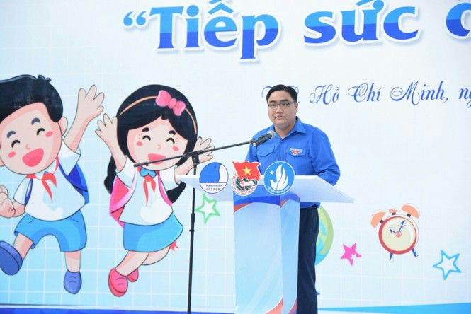 Ngàn người đi bộ tiếp sức HSSV trước thềm năm học mới - ảnh 1