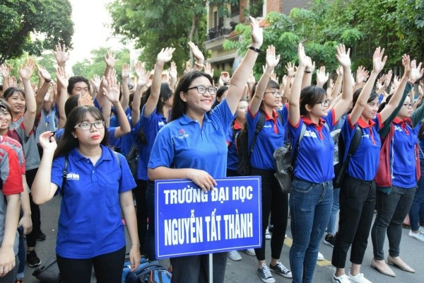Ngàn người đi bộ tiếp sức HSSV trước thềm năm học mới - ảnh 6