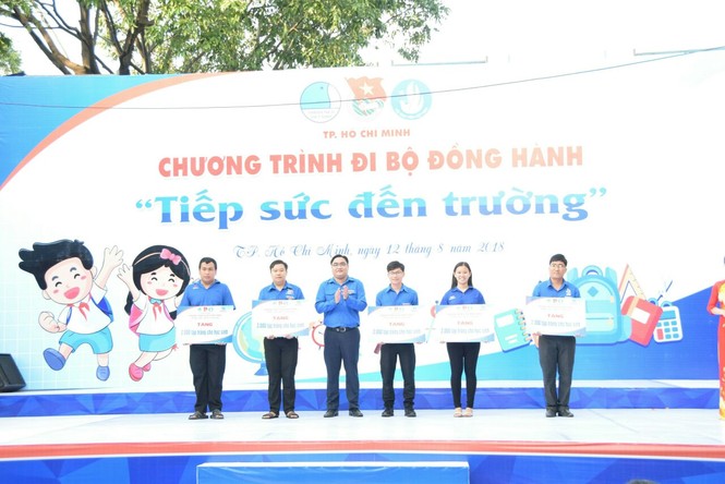 Ngàn người đi bộ tiếp sức HSSV trước thềm năm học mới - ảnh 3