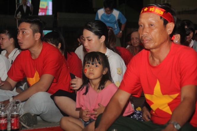 Ngợp trong sắc đỏ CĐV 'truyền lửa' cho Olympic Việt Nam - ảnh 12