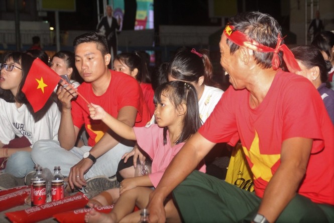 Ngợp trong sắc đỏ CĐV 'truyền lửa' cho Olympic Việt Nam - ảnh 13