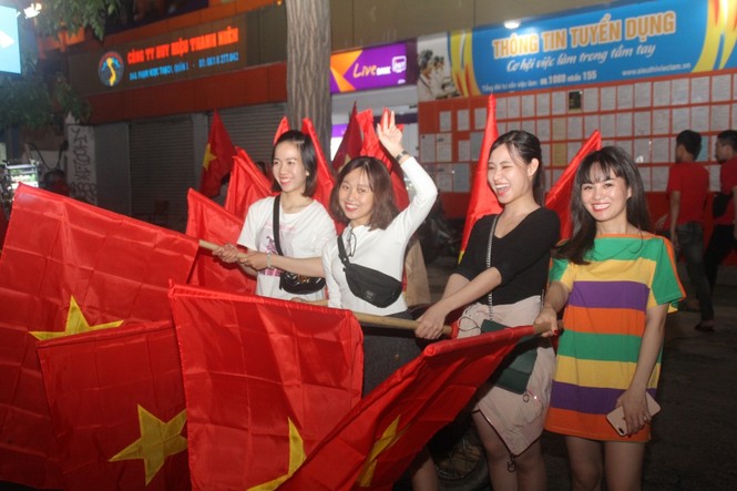 Ngợp trong sắc đỏ CĐV 'truyền lửa' cho Olympic Việt Nam - ảnh 19