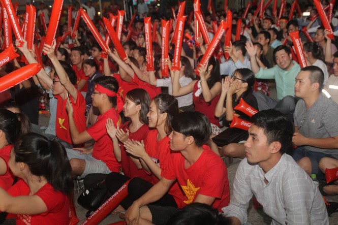 Ngợp trong sắc đỏ CĐV 'truyền lửa' cho Olympic Việt Nam - ảnh 2
