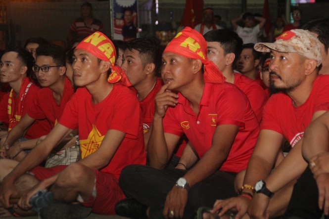 Ngợp trong sắc đỏ CĐV 'truyền lửa' cho Olympic Việt Nam - ảnh 7