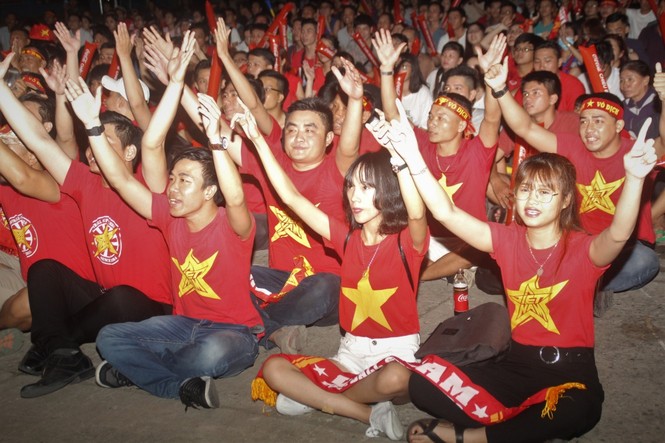 Ngợp trong sắc đỏ CĐV 'truyền lửa' cho Olympic Việt Nam - ảnh 10