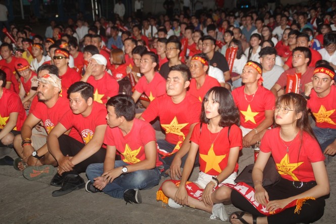 Ngợp trong sắc đỏ CĐV 'truyền lửa' cho Olympic Việt Nam - ảnh 11