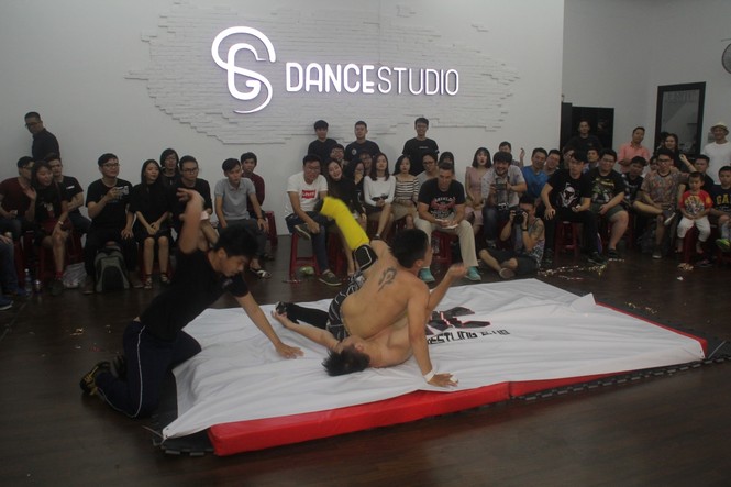 Bạn trẻ cổ vũ hết mình sô đấu vật biểu diễn đầu tiên ở Sài Gòn - ảnh 4