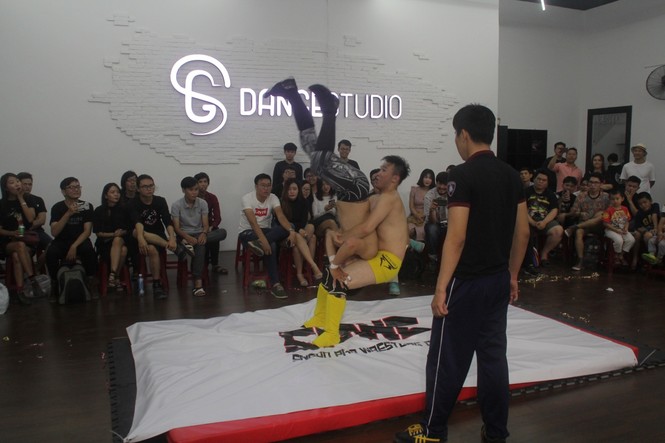 Bạn trẻ cổ vũ hết mình sô đấu vật biểu diễn đầu tiên ở Sài Gòn - ảnh 6