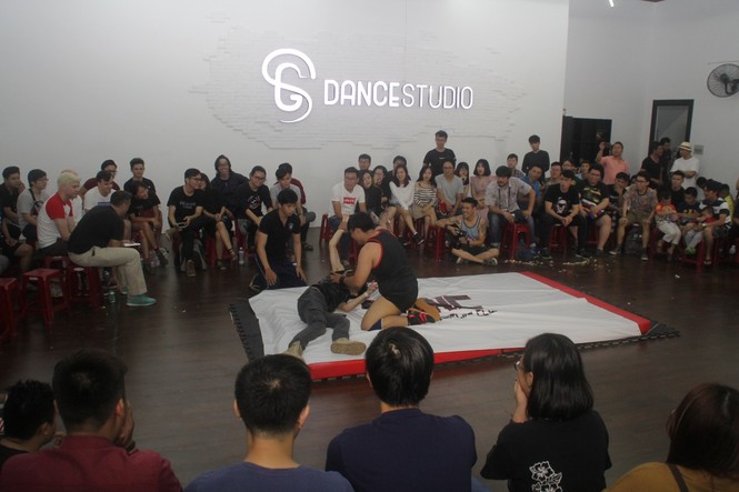 Bạn trẻ cổ vũ hết mình sô đấu vật biểu diễn đầu tiên ở Sài Gòn - ảnh 2