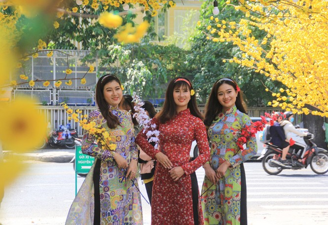 Bạn trẻ đắm say đón xuân cùng không gian sắc xuân hoài cổ - ảnh 2