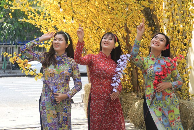 Bạn trẻ đắm say đón xuân cùng không gian sắc xuân hoài cổ - ảnh 3