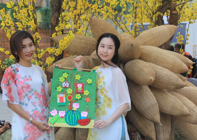 Bạn trẻ đắm say đón xuân cùng không gian sắc xuân hoài cổ - ảnh 7