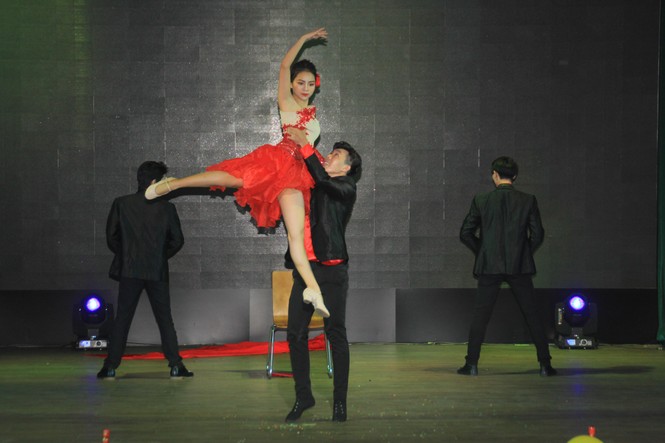 Nguyễn Hiếu Minh đăng quang Hoa khôi “Duyên dáng sinh viên Kinh tế - Luật 2019” - ảnh 3