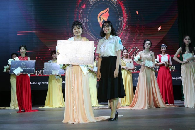 Nguyễn Hiếu Minh đăng quang Hoa khôi “Duyên dáng sinh viên Kinh tế - Luật 2019” - ảnh 7