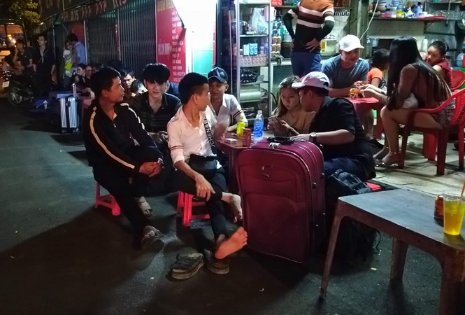 Đến hết ngày thứ hai của kỳ nghỉ lễ 30/4 - 1/5, một số người dân mới có thể kiếm được tấm vé trở về quê nghỉ lễ. - ảnh 5