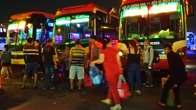 Đến hết ngày thứ hai của kỳ nghỉ lễ 30/4 - 1/5, một số người dân mới có thể kiếm được tấm vé trở về quê nghỉ lễ. - ảnh 4