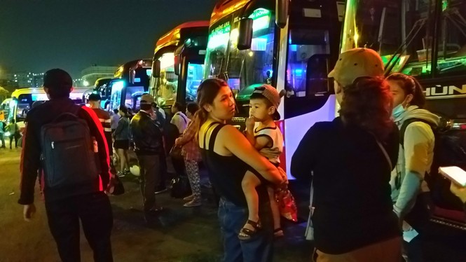 Đến hết ngày thứ hai của kỳ nghỉ lễ 30/4 - 1/5, một số người dân mới có thể kiếm được tấm vé trở về quê nghỉ lễ. - ảnh 6