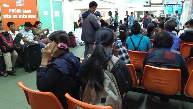 Đến hết ngày thứ hai của kỳ nghỉ lễ 30/4 - 1/5, một số người dân mới có thể kiếm được tấm vé trở về quê nghỉ lễ. - ảnh 1