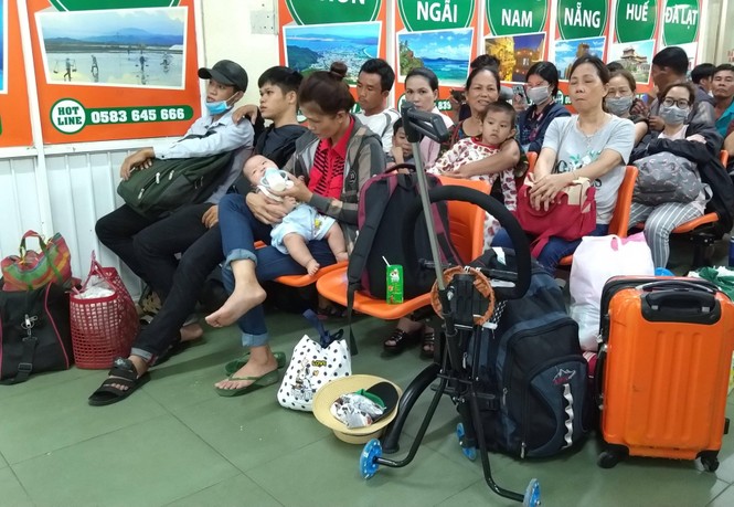 Đến hết ngày thứ hai của kỳ nghỉ lễ 30/4 - 1/5, một số người dân mới có thể kiếm được tấm vé trở về quê nghỉ lễ. - ảnh 2