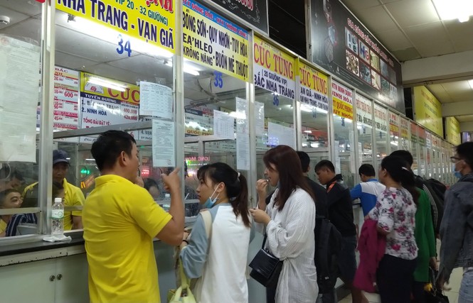 Đến hết ngày thứ hai của kỳ nghỉ lễ 30/4 - 1/5, một số người dân mới có thể kiếm được tấm vé trở về quê nghỉ lễ. - ảnh 3