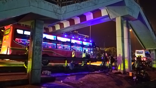 Đến hết ngày thứ hai của kỳ nghỉ lễ 30/4 - 1/5, một số người dân mới có thể kiếm được tấm vé trở về quê nghỉ lễ. - ảnh 7