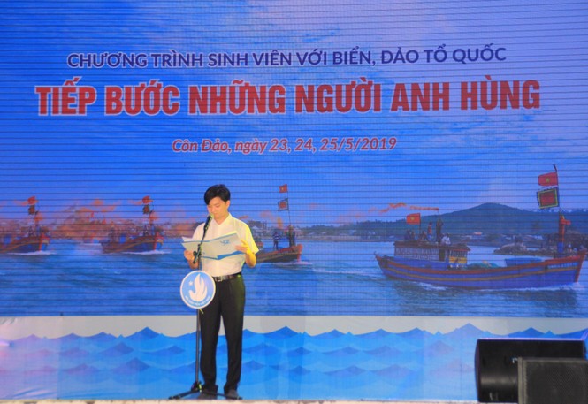 Tặng 40 phần học bổng hỗ trợ các em học sinh nơi đất đảo Anh hùng - ảnh 1