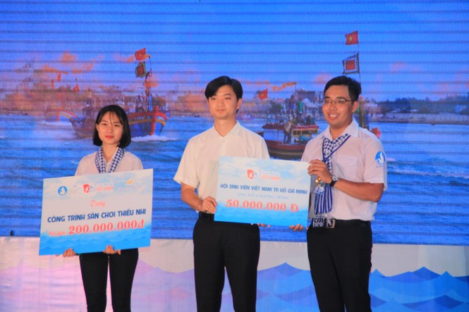 Tặng 40 phần học bổng hỗ trợ các em học sinh nơi đất đảo Anh hùng - ảnh 2