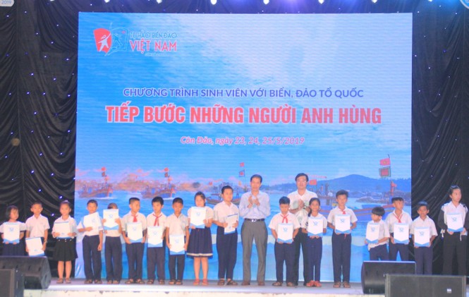 Tặng 40 phần học bổng hỗ trợ các em học sinh nơi đất đảo Anh hùng - ảnh 5