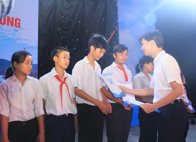 Tặng 40 phần học bổng hỗ trợ các em học sinh nơi đất đảo Anh hùng - ảnh 4