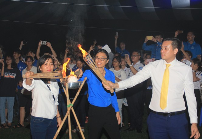Tặng 40 phần học bổng hỗ trợ các em học sinh nơi đất đảo Anh hùng - ảnh 9