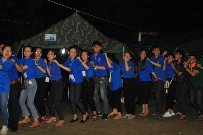 Tặng 40 phần học bổng hỗ trợ các em học sinh nơi đất đảo Anh hùng - ảnh 10
