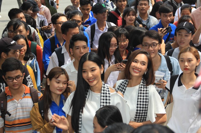 Hoàng Thùy, Kỳ Duyên, Ái Phương khuấy động ngày khai giảng ĐH Nông lâm TPHCM - ảnh 4
