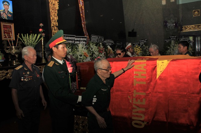 Gia quyến quây quần chào biệt Anh hùng phi công Nguyễn Văn Bảy - ảnh 10