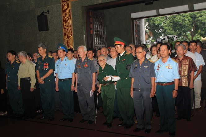 Gia quyến quây quần chào biệt Anh hùng phi công Nguyễn Văn Bảy - ảnh 11