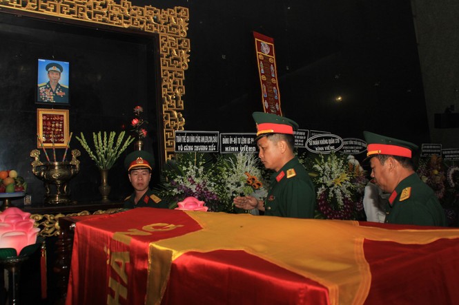 Gia quyến quây quần chào biệt Anh hùng phi công Nguyễn Văn Bảy - ảnh 12