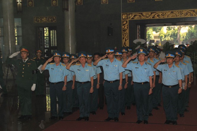 Gia quyến quây quần chào biệt Anh hùng phi công Nguyễn Văn Bảy - ảnh 5