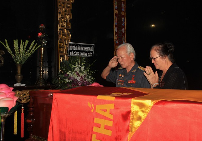 Gia quyến quây quần chào biệt Anh hùng phi công Nguyễn Văn Bảy - ảnh 8