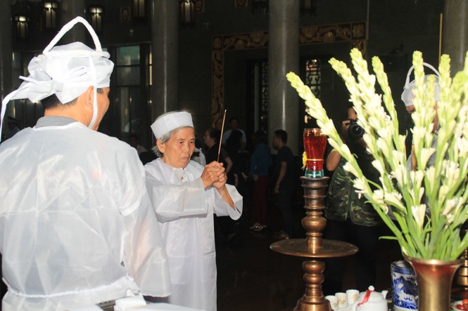 Gia quyến quây quần chào biệt Anh hùng phi công Nguyễn Văn Bảy - ảnh 1