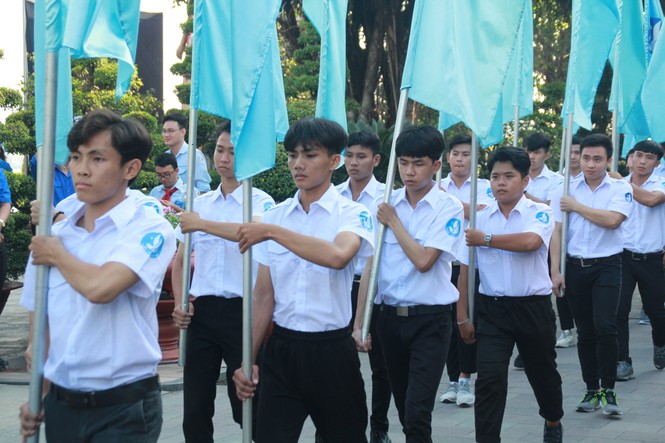Hoa hậu Tiểu Vy hào hứng rước đuốc cùng các bạn sinh viên TPHCM - ảnh 1