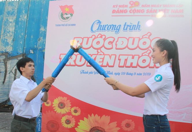 Hoa hậu Tiểu Vy hào hứng rước đuốc cùng các bạn sinh viên TPHCM - ảnh 3