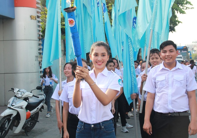 Hoa hậu Tiểu Vy hào hứng rước đuốc cùng các bạn sinh viên TPHCM - ảnh 6