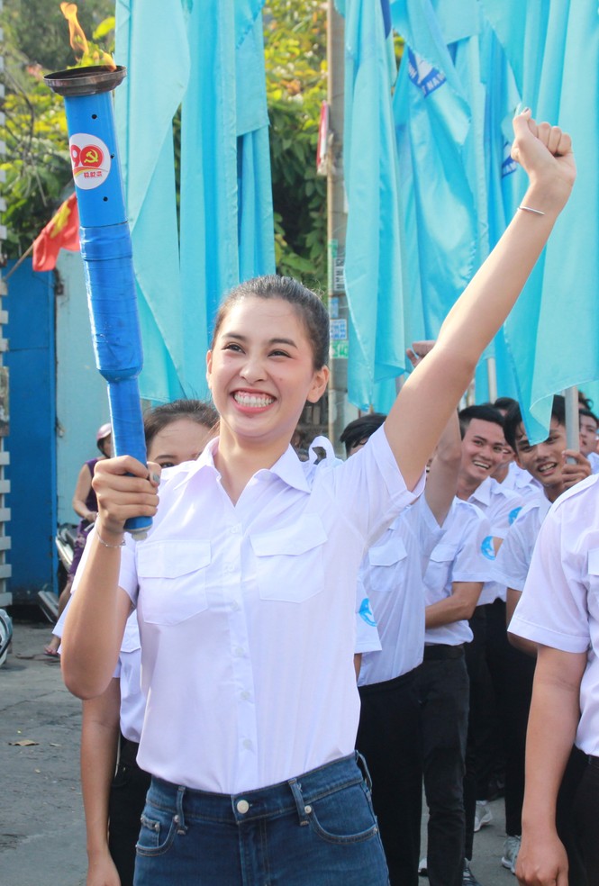 Hoa hậu Tiểu Vy hào hứng rước đuốc cùng các bạn sinh viên TPHCM - ảnh 5
