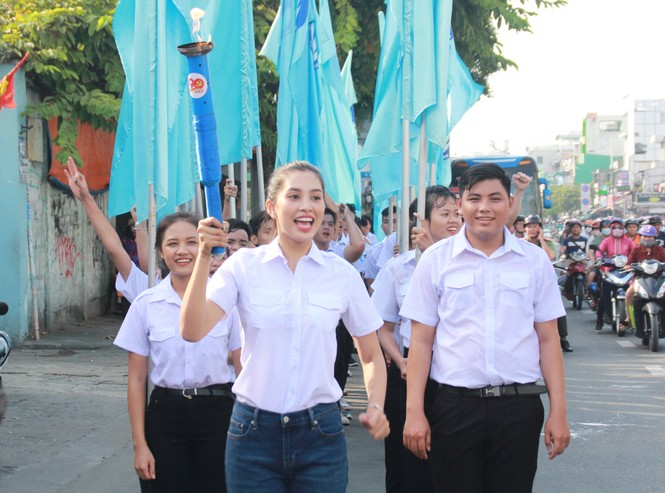 Hoa hậu Tiểu Vy hào hứng rước đuốc cùng các bạn sinh viên TPHCM - ảnh 7