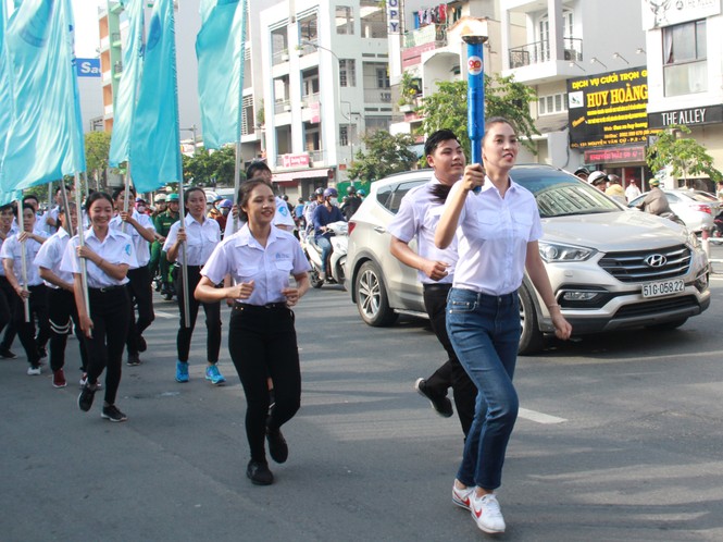 Hoa hậu Tiểu Vy hào hứng rước đuốc cùng các bạn sinh viên TPHCM - ảnh 8