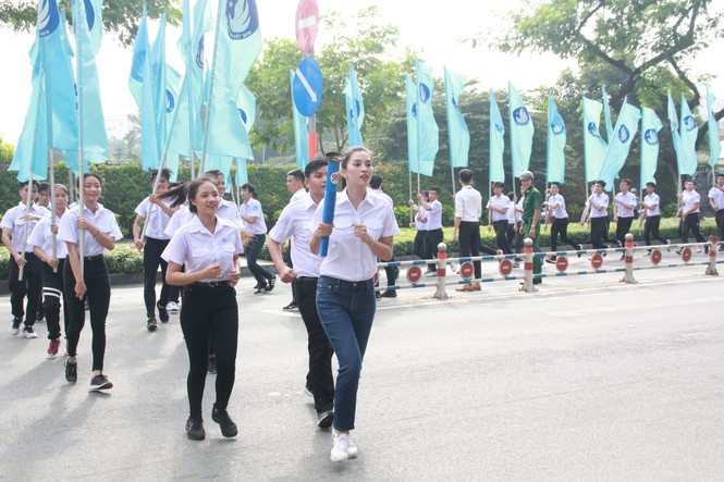 Hoa hậu Tiểu Vy hào hứng rước đuốc cùng các bạn sinh viên TPHCM - ảnh 9