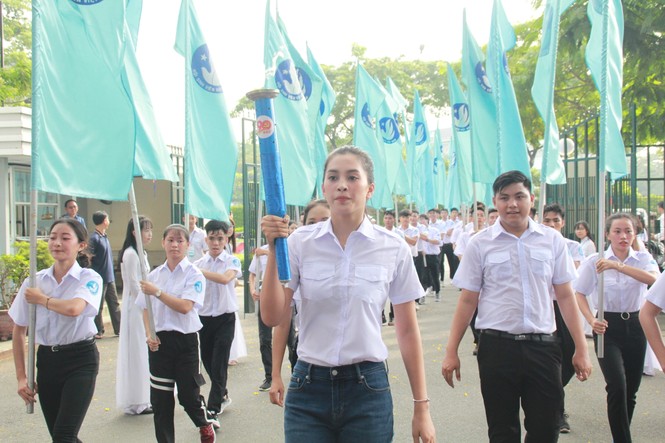 Hoa hậu Tiểu Vy hào hứng rước đuốc cùng các bạn sinh viên TPHCM - ảnh 10